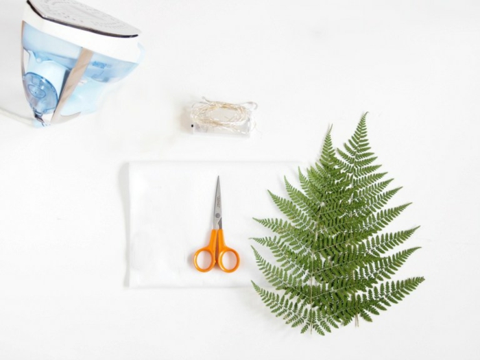 manualidades para adultos, materiales necesarios para elaborar una linterna de papel decorada con hojas de arbusto, tijeras, plancha, bombillas, papel 