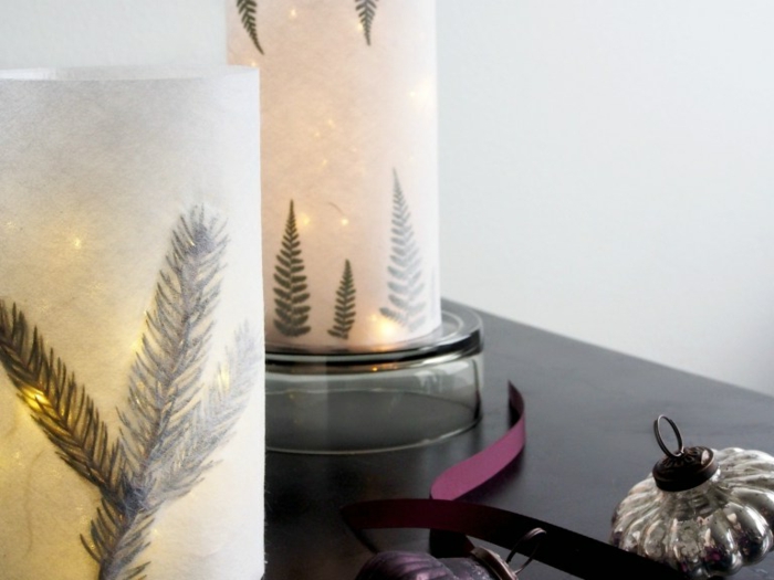 manualidades sencillas, bonitas linternas hechas a mano con bombillas dentro, ramas de pino, decoración original para Navidad