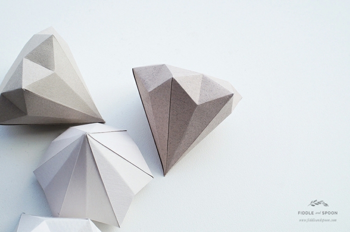 manualidades de papel, diamantes grandes origami de cartulina gris, manualidades elegantes
