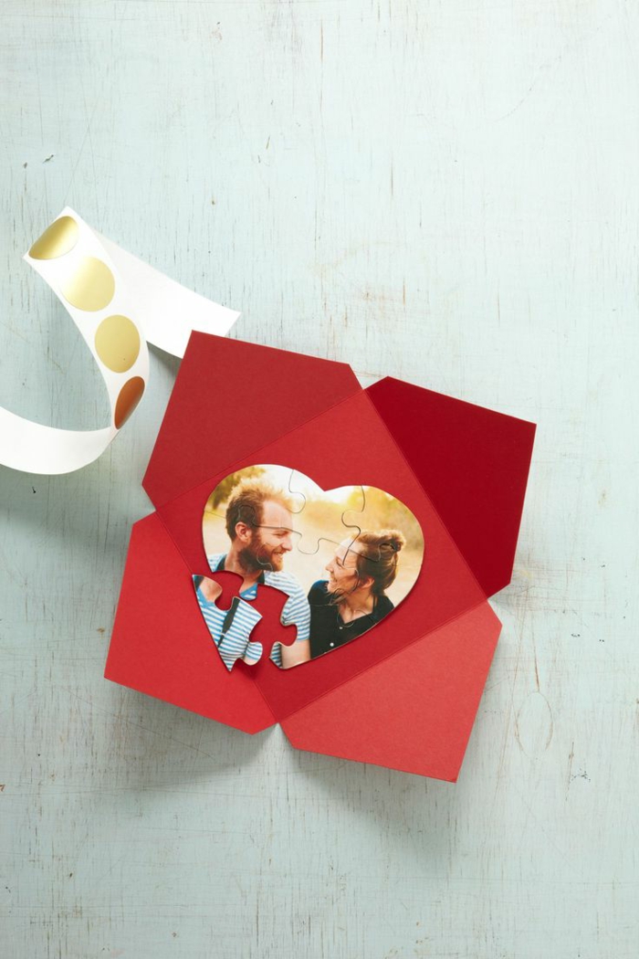 manualidades de papel, regalo romántico san valentín, puzzle de papel con foto de la pareja, manualidad fácil