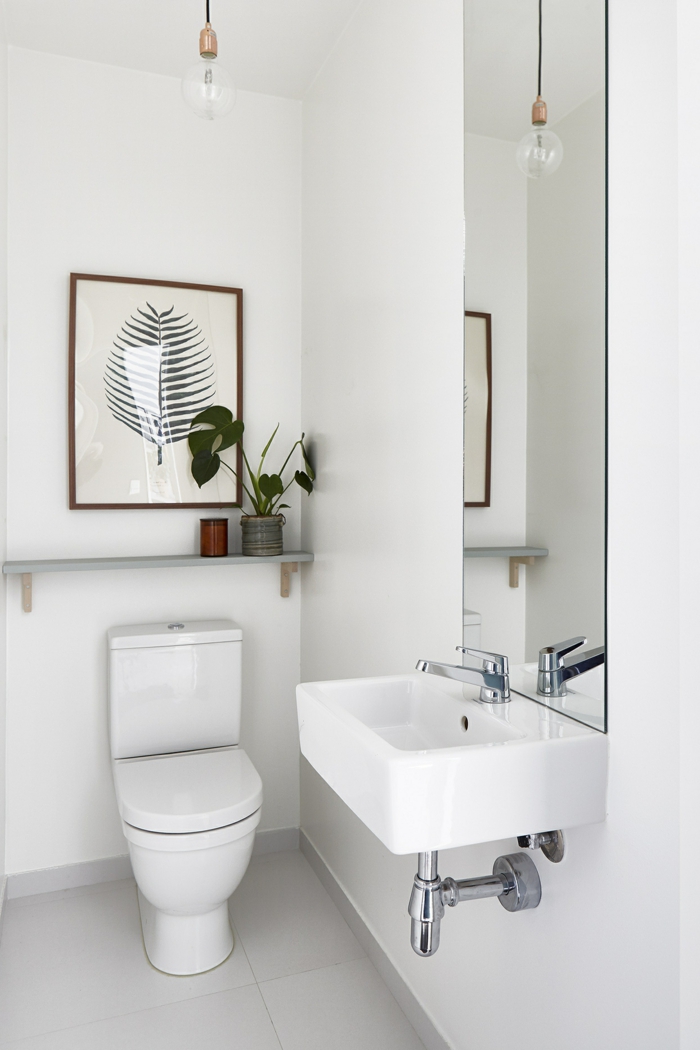 laminas decorativas, baño moderno minimalista en blanco, bombilla colgante, hoja de planta verde grande, laminada y enmarcada