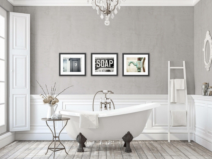 cuadros para baños, baño grande con suelo de tarima, bañera de lujo, paredes gris decoradas con cuatro lfotos laminadas, ventana grande