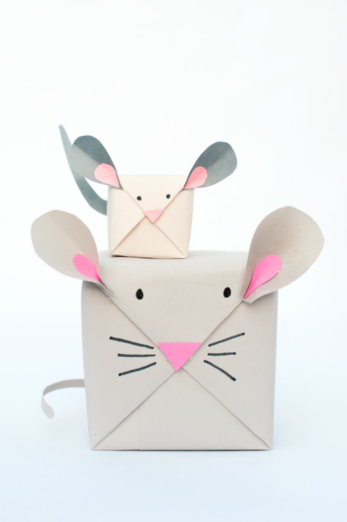 manualidades con papel de periódico, paquetes para regalos de papel con caritas de ratónes grande y pequeño, orejas y nariz en rosa