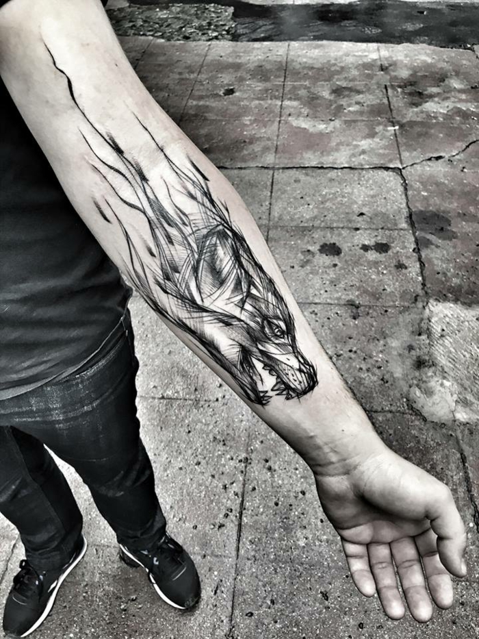 tatuajes de animales, hombre con tatuaje en el atrebrazo, cabeza de lobo atacando, foto en blanco y negro