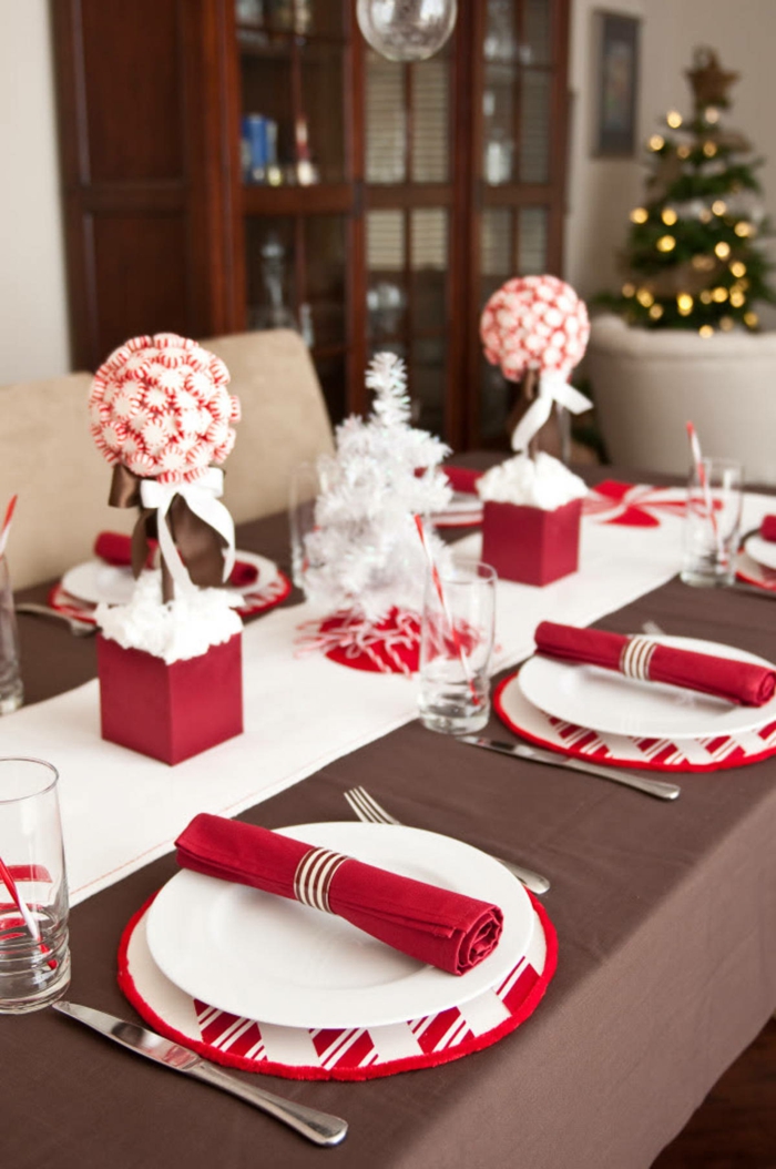 centro de mesa navideño, elementos originales, centro de mesa con pino artificial en blanco y dos ornamentos en blanco y rojo 