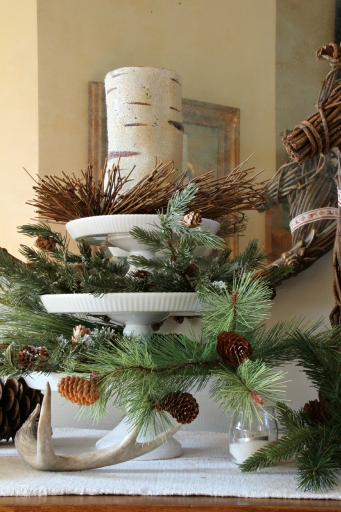 mesa de navidad, propuesta de centro de Navidad DIY con leña, piñas y ramas de pino 