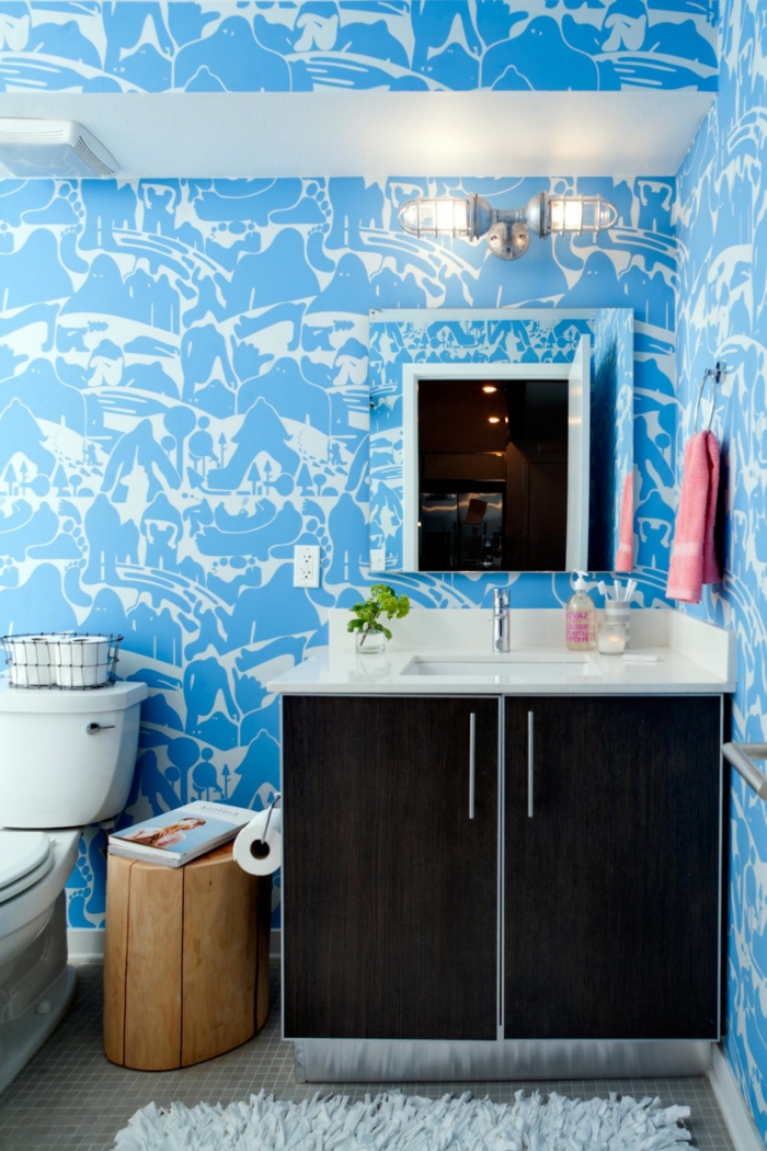 como decorar un baño, baño en blanco y azul, papel pintado en estampados originales, silla de madera 