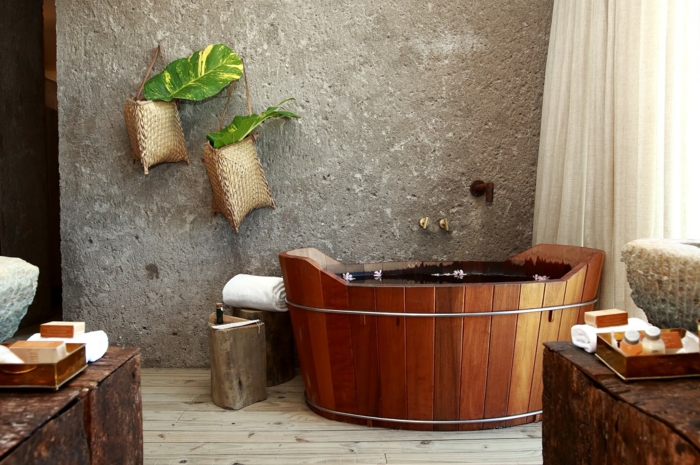panel piedra, baño estilo rústico orientas con bañera de madera, pared de granito gris, suelo de tarima