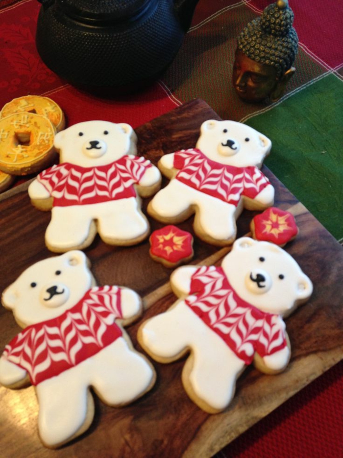 receta galletas mantequilla, osos navideños, galletas en formas de oso decoradas en blanco y rojo 