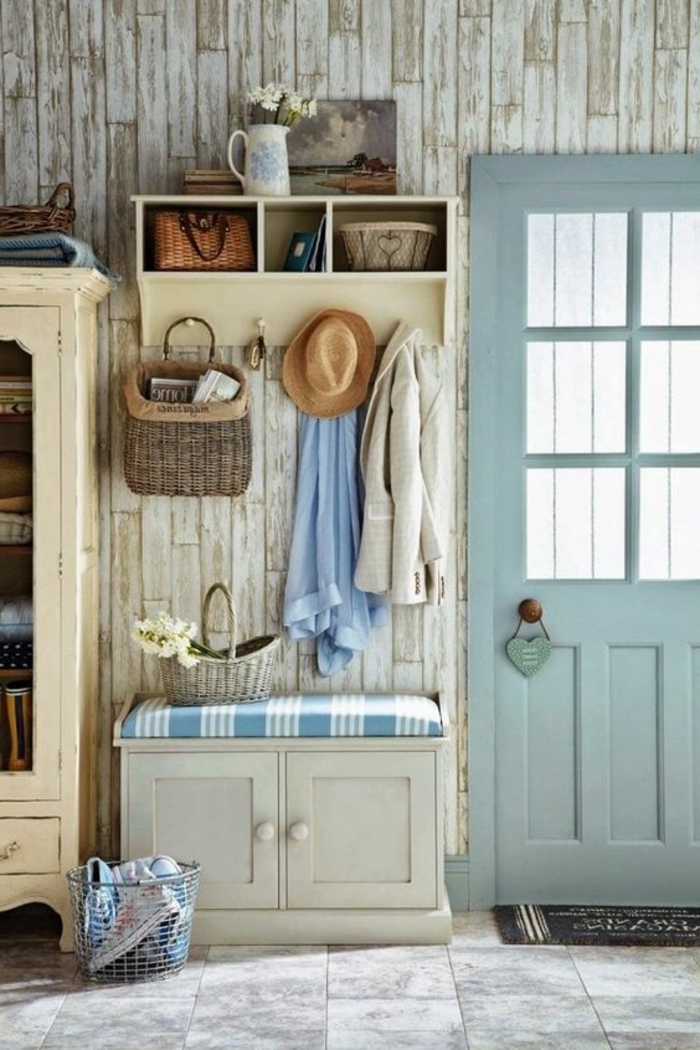 muebles de entrada, recibidor rústico, pared de tarima, zapatero con asiento y percha, suelo con baldosas, puerta azul