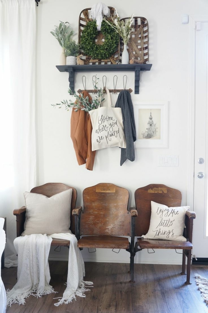muebles de entrada, recibidor sillas unidas vintage de madera, percha con ropa, cojines y plantas verdes