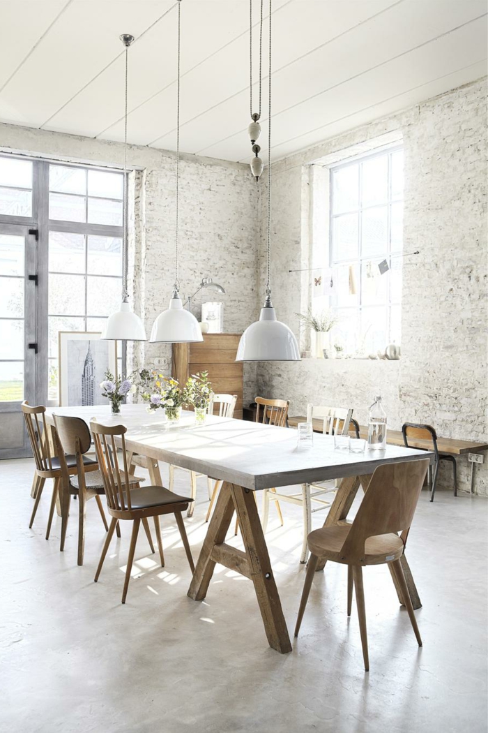 paneles decorativos, comedor moderno grande, mesa con sillas desparejas, lámparas colgantes, ventanales y paredes de ladrillo blanco