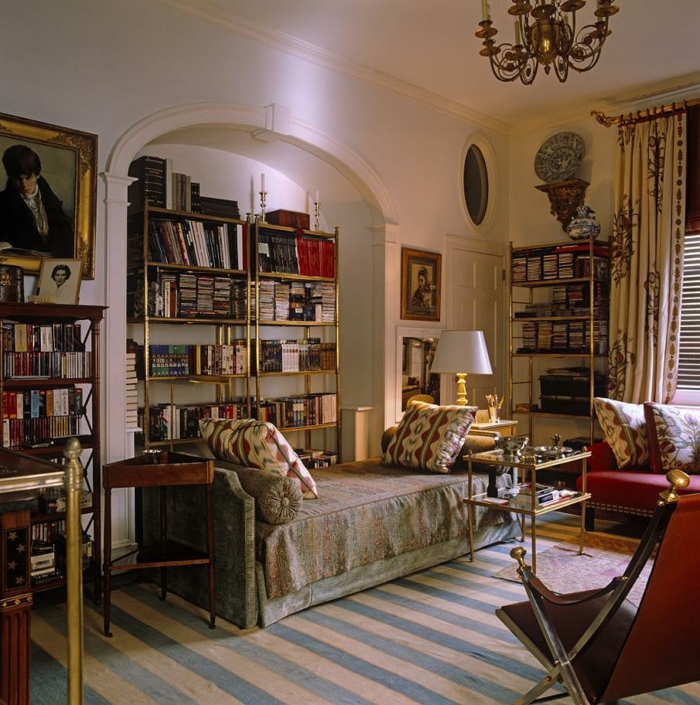 decoracion de salones pequeños, salón acogedor con muchos libros, cama vintage, sillas de madera, cortinas con motivos florales