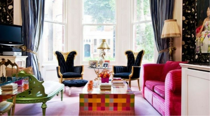 decoracion de salones pequeños, salón elegante con colores contrastes, sofá en fucsia, sillas refinadas en negro y dorado
