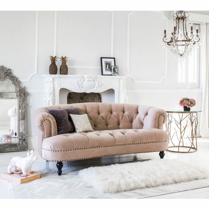 decoracion de salones pequeños, salón moderno en blanco con sofá vintage en capitoné, ornamentos vintage