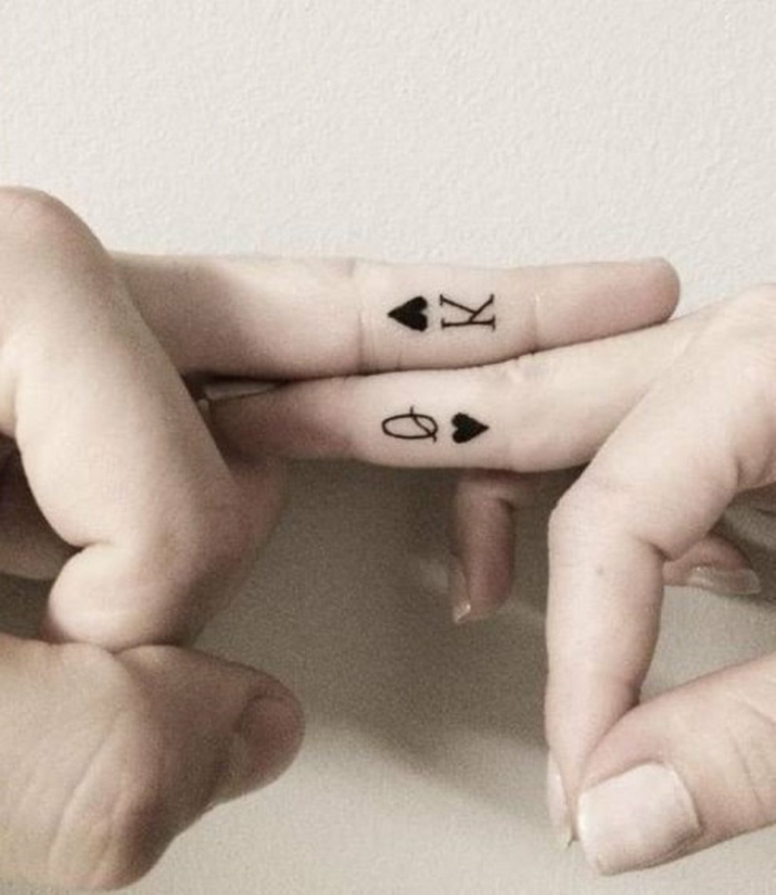 tatuajes en la muñeca, propuesta de tatuaje para novios, naipes dama y rey corazón en los dedos medios de él y ella