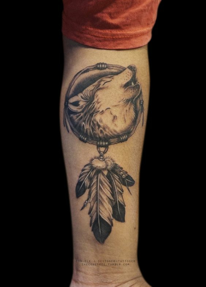 tatuaje lobo, tatuaje en el antebrazo para hombres y mujeres, motivos indianos, cabeza de lobo aullando, medallon con plumas