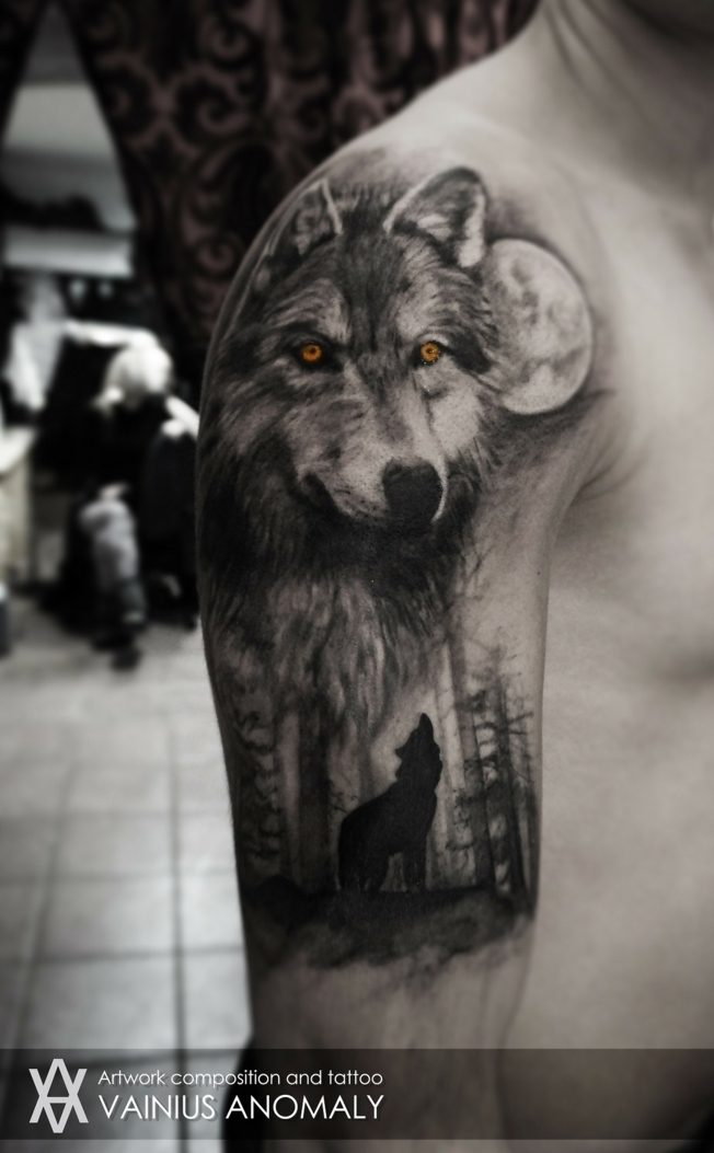 tatuaje lobo, tatuaje realista grande en el hombro y el brazo, hombre con piel blanca, cabeza de lobo grande con ojos amarillos y lobo más epqueño aullando, luna llena