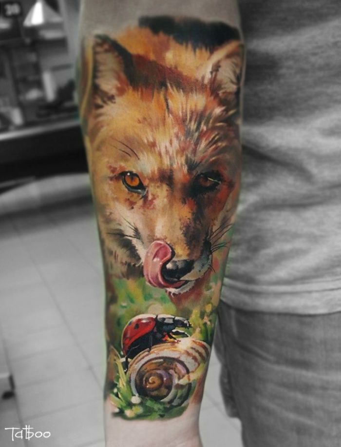 tatuaje hombre, tatuaje de color en el antebrazo, cabeza de lobo, caracoly mariquita, tatuaje grande realista