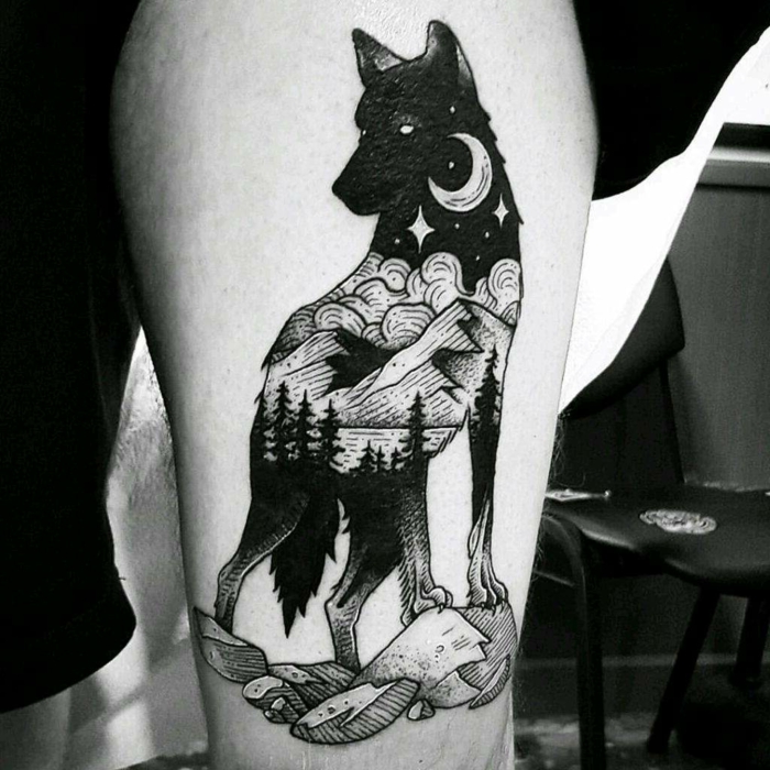 tatuaje hombre, tatuaje negro grande en la cadera, lobo con paisaje nocturno dibujado en el cuerpo