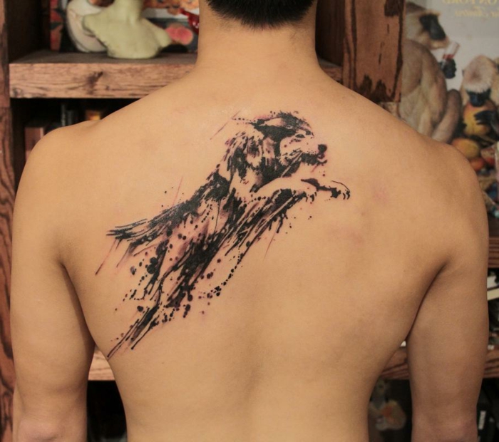 tatuaje hombre, tatuaje grande en la espalda de un hombre, lobo saltando atacando, estilo acuarela, sensación de movimiento