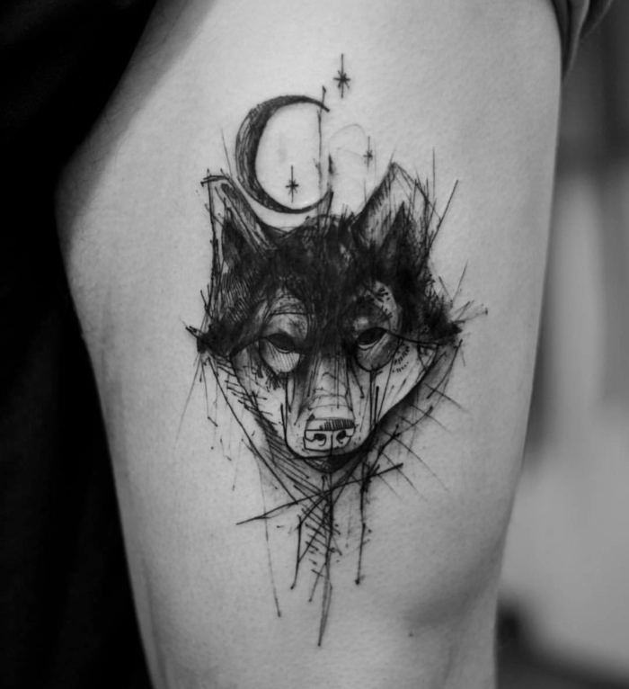 tatuaje hombre, foto en blanco y negro, tatuaje cadera, cabeza de lobo estilo boceto, media luna