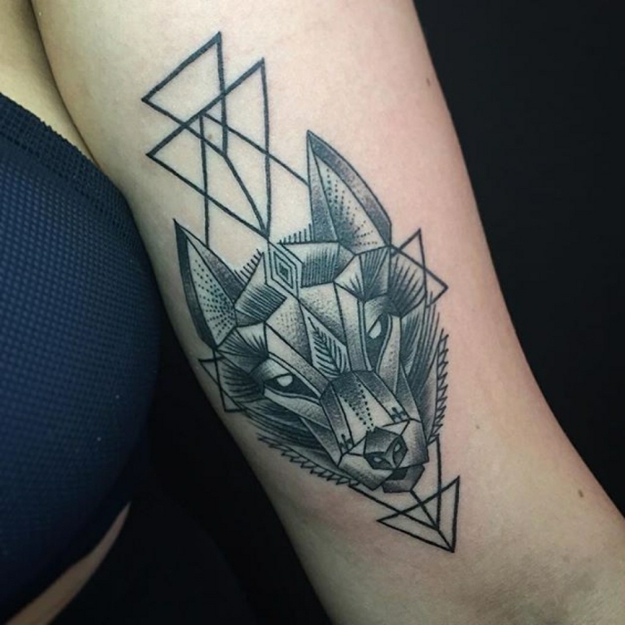 tatuajes de lobos, tatuaje en el antebrazo mujer, estilo geometrico, cabeza de lobo con triángulos entrelazados