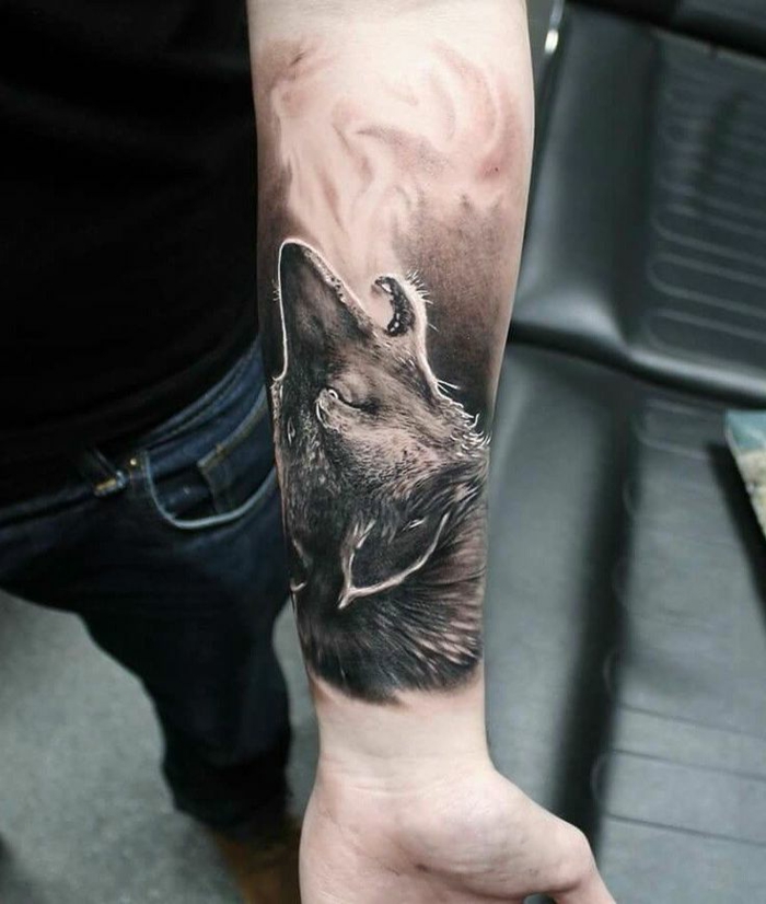 tatuaje geometrico, tatuaje negro en el antebrazo hombre, cabeza de lobo con vapor que sale de su boca