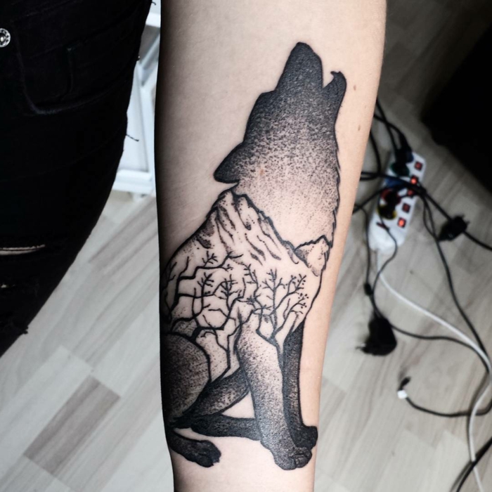 tatuaje geométrico, lobo aullando con árboles sin hojas, tatuaje para el antebrazo para hombres y mujeres