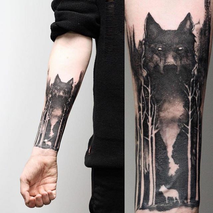 tatuaje geometrico, tatuaje negro surrealista en el antebrazo, lobo grande con ojos blancos, bosque 