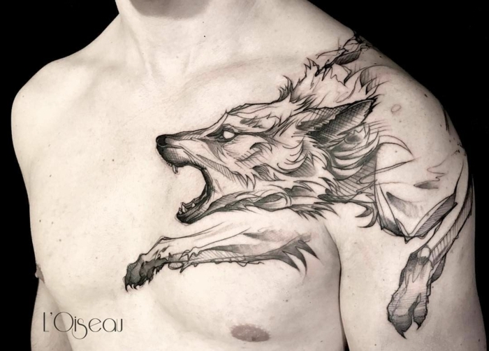 tatuajes-de-lobos-tatuaje-hombre-pecho-lobo-atacando-estilo-realista mejores tatuajes, tatuaje grande de lobo furioso atacando en blanco y negro, tatuaje hombro y pecho hombre flaco, piel blanca