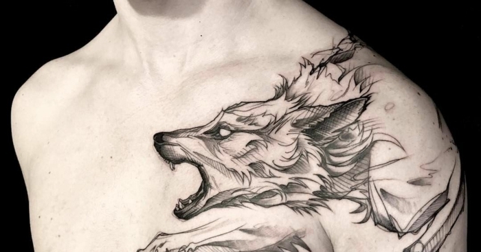 mejores tatuajes, tatuaje grande de lobo furioso atacando en blanco y negro, tatuaje hombro y pecho hombre flaco, piel blanca