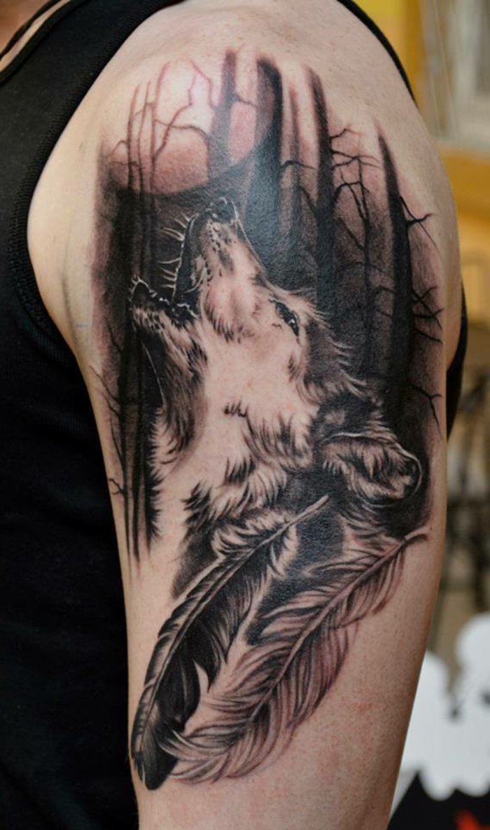 mejores tatuajes, cabeza de lobo aullando en el bosque con plumas, tatuaje en el brazo de hombre, estilo realista