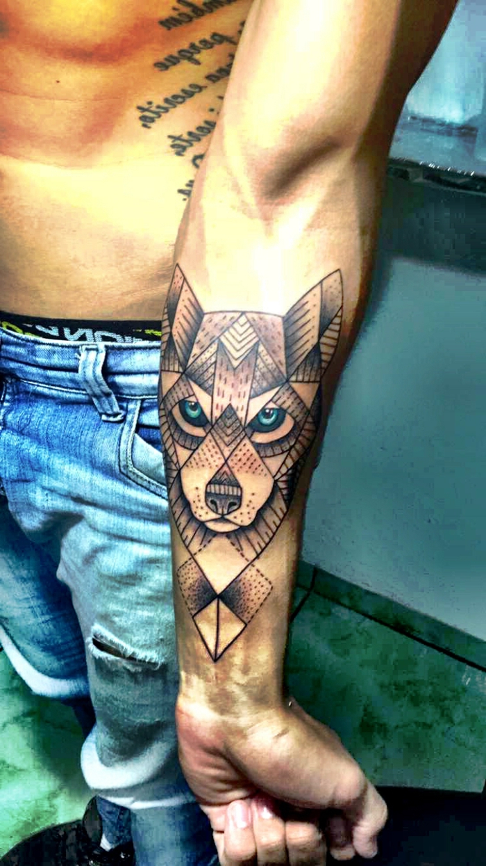 dibujos de lobos, hombre con tatuaje en el torso, tatuaje geométrico en el antebrazo, cabeza de lobo con ojos azules