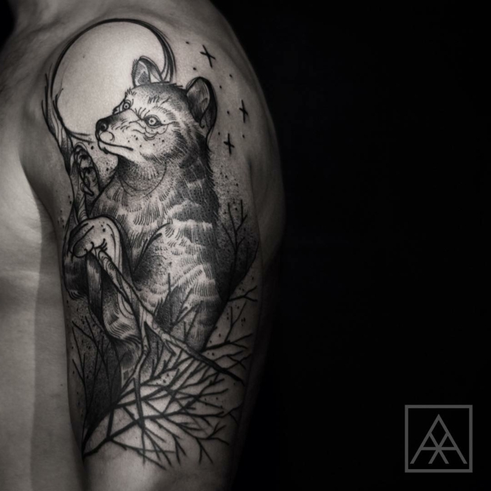 diseños de lobos, tatuaje en el hombro y el brazo, lobo en un árbol, estrellas y mefia luna, foto en blanco y negro