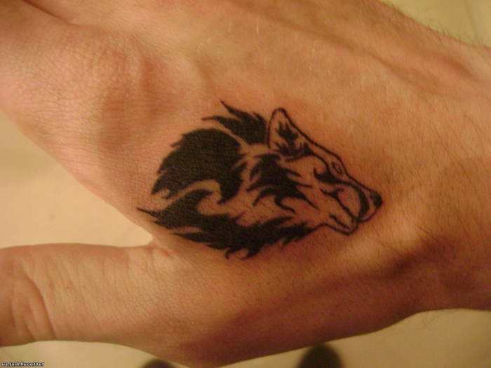 tatuajes de animales, tatuaje minimalista en la mano para hombres, cabeza de lobo en negro