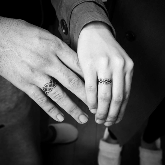 tatuajes en la mano, idea de tatuajes en los dedos para pareja, tatuaje como anillo de boda en el anular