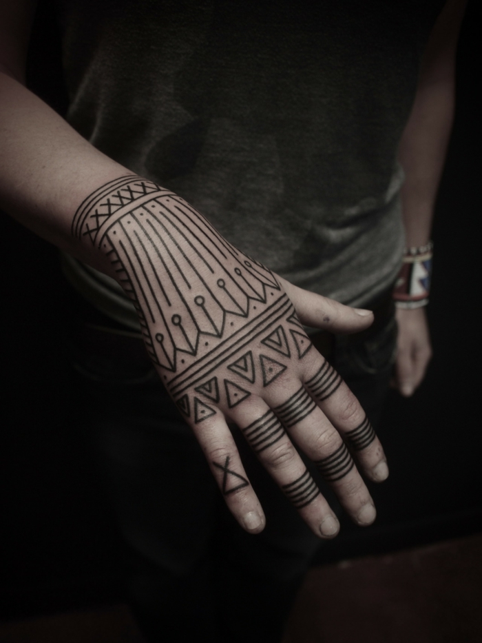 tatuajes en la mano, tatuaje polinesio negro en la, muñeca, la mano y los dedos, tatuaje tipo anillo triple