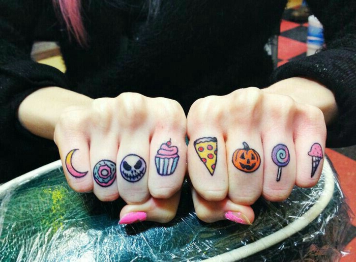 tatuaje corazon, tatuaje colorido para mujer, dedos tatuados con dulces de color, calabaza de halloween, luna, helado y piruleta