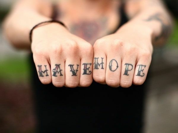 tatuaje corazon, idea de tatuaje con letras old school en rojo y negro, tatuaje en los dedos que se lee en los puños cerrados
