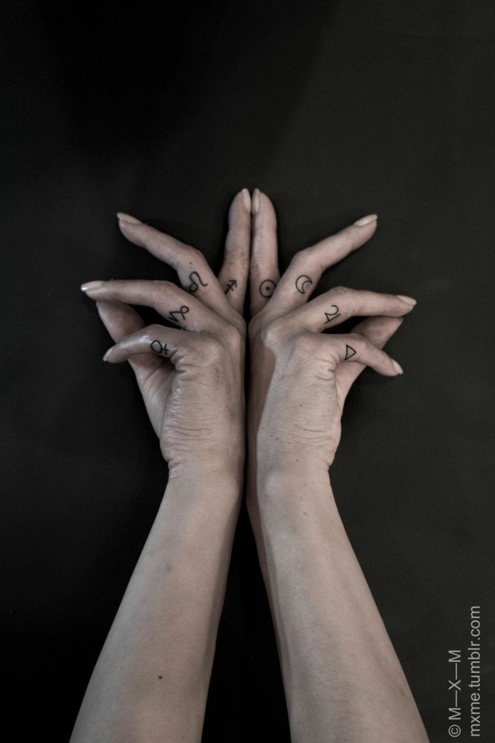 tatuajes en los dedos, idea de tatuaje con los signos zodíacos, manos de mujer mostrando todos los tatuajes en la parte lateral de los dedos