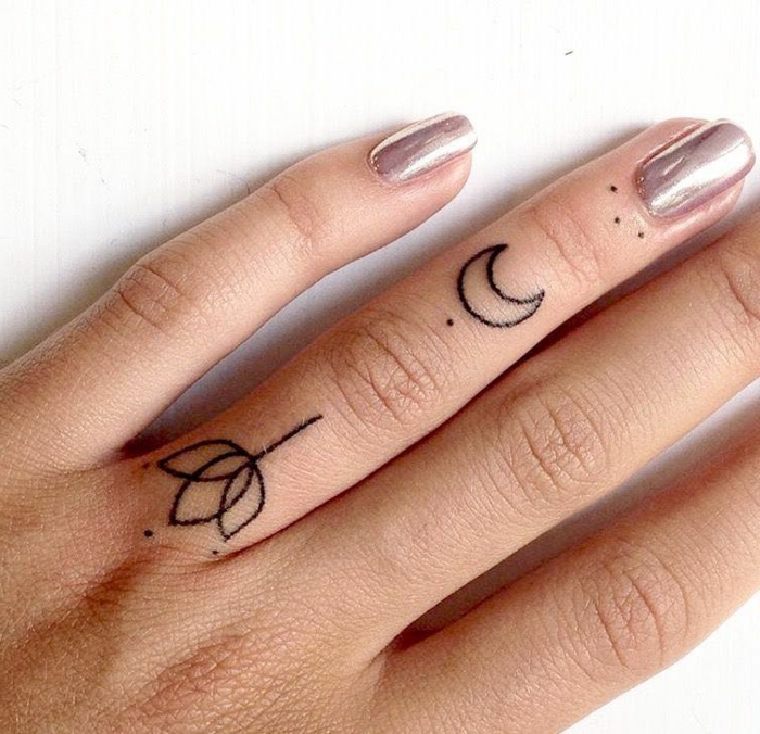 ideas para tatuajes, mano de mujer con manicura, dedo anular con tatuajes minimalistas de luna y flor estilizada