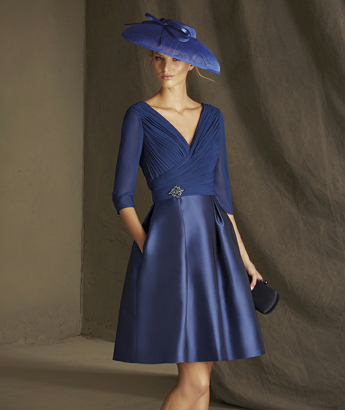 vestidos invitada boda, outlook sofisticado para ir a una boda más formal, sombrero muy chic en azul, vestido de satén