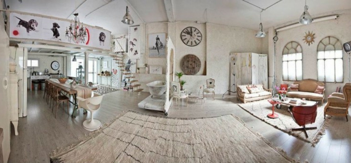 salones vintage, espacioso salon con comedor y sala de estar, paredes en blanco con grande reloj vintage