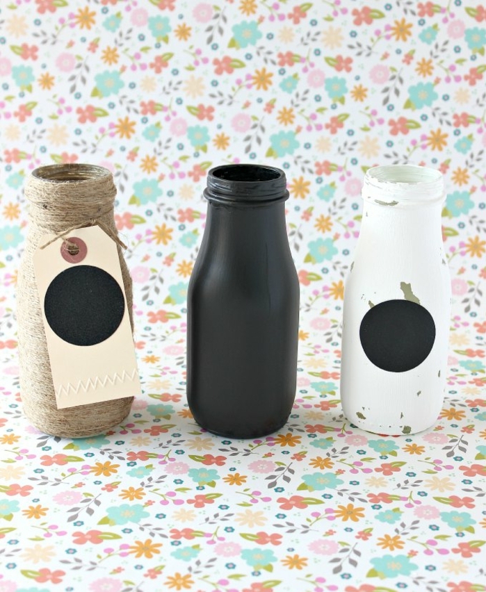 propuestas originales de manualidades con botellas, botellas de plástico pintadas y decorada de hilo cañamo, tres propuestas DIY