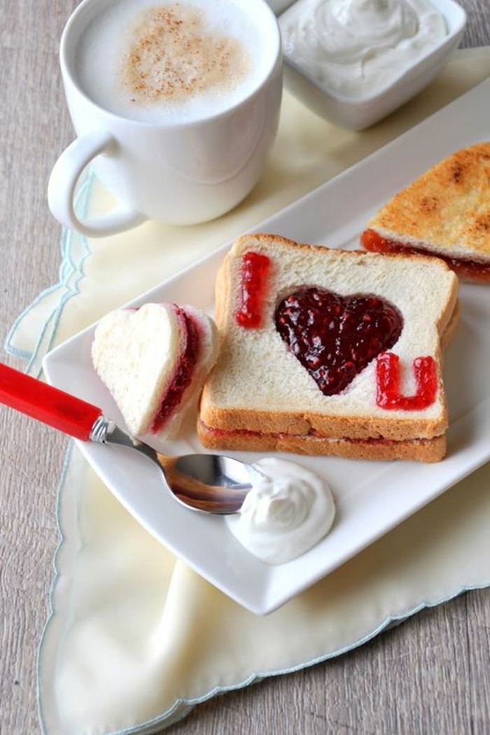 desayuno sorpresa original con tostadas decoradas de mermelada en color rojo, regalos originales para novios y novias, detalles en forma de corazón