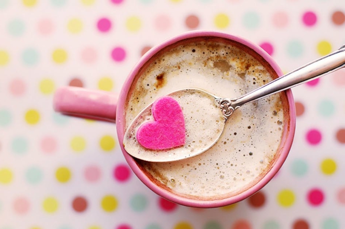 preciosas maneras de sorprender a tu pareja, taza en color rosa con café con leche, pequeño detalle en color rosado en forma de corazón