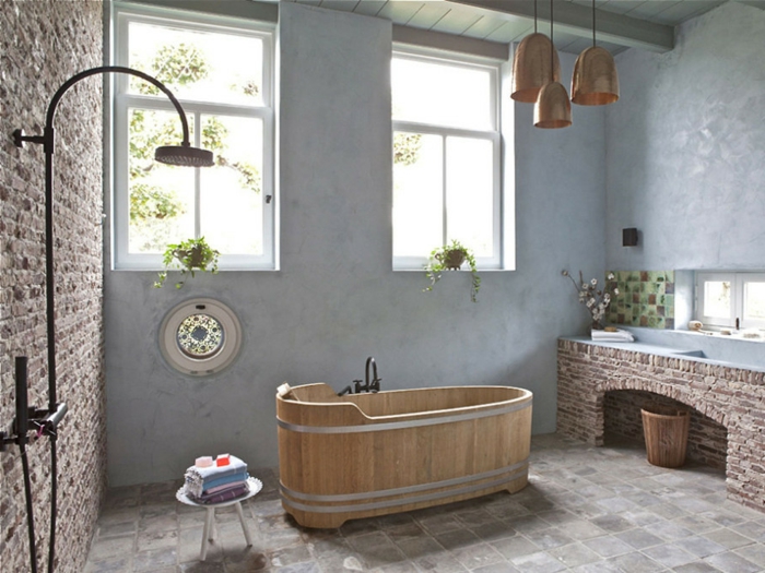 ejemplos de baños rusticos con toque moderno, bañera de madera exenta de madera, paredes pintadas en azul claro, elementos de ladrillos y piedra