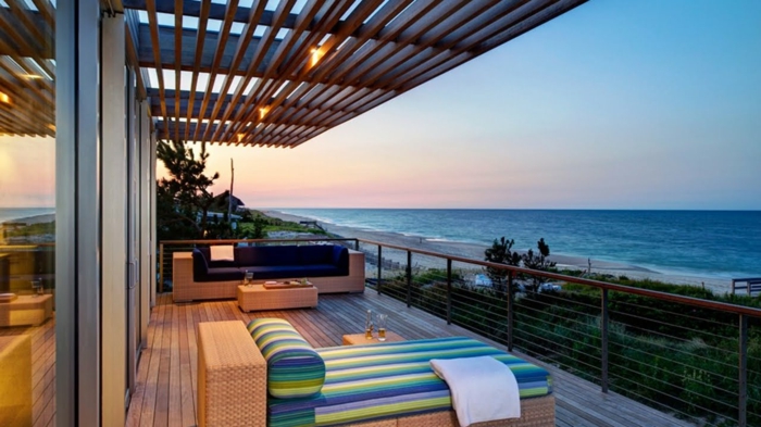 cómo decorar una terraza grande, terrazas con encanto amuebladas con piezas modernas, terraza con vista al mar 
