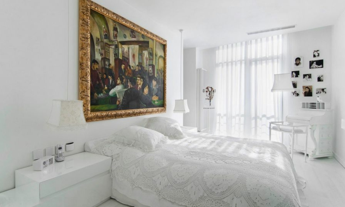 interior en blanco con punto focal en la pintura, dormitorio en estilo clásico, cuadros para dormitorios decorados en blanco 